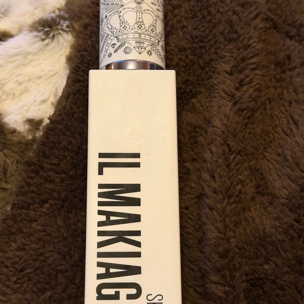 IL MAKIAGE White and Black Makeup Foundation